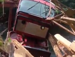 Jembatan Air Sebayur Ambruk, Truk Bermuatan Jakos Terjun ke Sungai