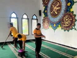 Giat ASRI, Enam Polsek Jajaran Polres Rejang Lebong Gotong Royong Bersihkan Masjid dan Fasilitas Umum