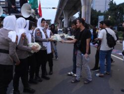 SEJUKKAN RAMADHAN, POLDA METRO JAYA KEDEPANKAN PENDEKATAN HUMANIS DAN TIM SHOLAWAT DALAM PELAYANAN PENYAMPAIAN ASPIRASI MAHASISWA