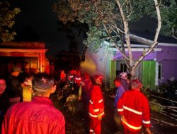 RUMAH DI CURUP UTARA TERBAKAR DIDUGA KONSLETING LISTRIK – TAK ADA KORBAN, SAMAPTA BANTU PADAMKAN