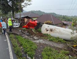 Diduga Rem Blong, Truk Tronton Bermuatan LPG Hantam Pick-Up di Suban Ayam, Lima Orang Terluka