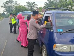 Tebar Berkah Ramadan, Kapolsek Padang Ulak Tanding Pimpin Aksi Berbagi Takjil untuk Masyarakat