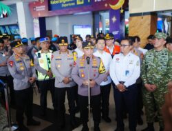 Tinjau Stasiun Surabaya Gubeng, Kapolri Instruksikan Beri Pelayanan Maksimal ke Pemudik