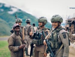 Patroli Dialogis Satgas Damai Cartenz Hadirkan Rasa Aman di Tengah Aktivitas Warga Kiwirok
