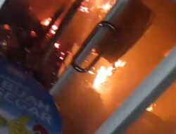 Si Jago Merah Lahap Toko Indomaret di Pelalo, Damkar Turunkan 3 Unit MPK