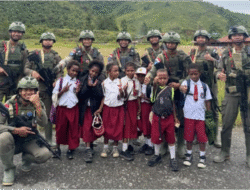 Patroli Humanis Satgas Ops Damai Cartenz di Kampung Kabiding, Kehangatan Warga dan Tawa Anak-Anak Warnai Pagi di Oksibil