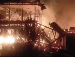 MALAM MENCEKAM DI SUKARAMI: Tiang Listrik Meledak, 4 Rumah Hangus Dilahap Api, Kerugian Capai Rp 465 Juta