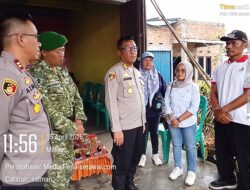 Kapolres Rejang Lebong AKBP Florentus Situngkir Tinjau Lokasi Puting Beliung di Desa Sumber Urip, Salurkan Bantuan Sembako