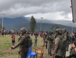 Satgas Ops Damai Cartenz Hadir di Tengah Tradisi Bakar Batu di Sugapa, Bangun Kebersamaan dengan Warga