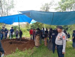 Medan Liar Berbatu dan Berlumpur, Sat Samapta Polres Rejang Lebong Kawal Jenazah hingga ke Liang Lahat di Bermani Ulu