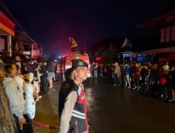 Gerak Cepat Sat Samapta Polres Rejang Lebong Bantu Padamkan Kebakaran di Talang Benih