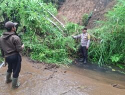 Jalan Lumpuh Total Akibat Longsor, Bhabinkamtibmas Imbau Warga Tunda Perjalanan di Jalur Sindang Kelingi – Sindang Dataran