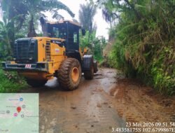 Pembersihan Material Longsor di Jalur Sindang Kelingi–Sindang Dataran Masih Berlangsung, Akses Belum Bisa Dilalui