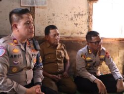 Kapolres Rejang Lebong Tunjukkan Kepedulian, Kunjungi dan Berikan Bantuan kepada Keluarga Sakit di Desa Kota Pagu