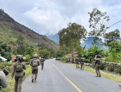 Patroli Jalan Kaki, Personel Ops Damai Cartenz Perkuat Keamanan dan Jalin Kedekatan dengan Warga Puncak Jaya