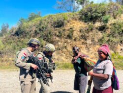Menyapa dari Jantung Papua, Patroli Humanis Satgas Damai Cartenz Perkuat Kedekatan dengan Warga Ilaga