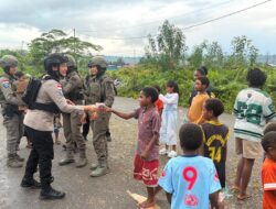 Hangatkan Hati Warga Nduga, Polwan Ops Damai Cartenz-2026 Bangun Kedekatan Melalui Aksi Humanis