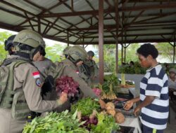 Di Balik Ramainya Pasar Keyabi Nduga, Senyum Mama Papua dan Polwan Damai Cartenz Rajut Rasa Aman dan Nyaman