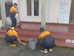 Sambut HUT Bhayangkara ke-80, Polsek Padang Ulak Tanding Gelar Bakti Sosial Bersama Warga Bersihkan Musala Al Nasir