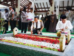 Jelang Hari Bhayangkara, Kapolri Ziarah ke Makam Gus Dur