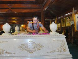 Usai Soekarno dan Gus Dur, Kapolri Ziarah-Tabur Bunga ke Makam Soeharto