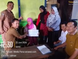PLT Camat BUR dan Pemdes Air Bening Antar Langsung BLT-DD ke Rumah Warga, Suasana Haru Warnai Penyaluran