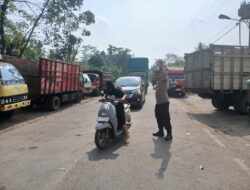 Polsek Padang Ulak Tanding Siagakan Personel Atur Lalu Lintas di SPBU, Antisipasi Kemacetan Akibat Antrean Solar