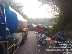 Diduga Saling Tak Mau Mengalah di Tikungan, Dua Truk Keluar Badan Jalan di Desa Taba Padang