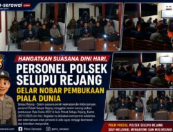 Hangatkan Suasana Dini Hari, Personel Polsek Selupu Rejang Gelar Nobar Pembukaan Piala Dunia