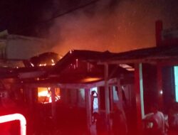 Empat Unit Damkar Dikerahkan, Kebakaran Dua Rumah di Pasar PUT Berhasil Dipadamkan Tanpa Korban Jiwa