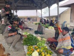 Patroli Dialogis Satgas Ops Damai Cartenz di Pasar Sinak, Jaga Keamanan Aktivitas Jual Beli Warga