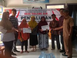 Pemdes Tanjung Aur Salurkan BLT Dana Desa Enam Bulan Sekaligus kepada 5 KPM