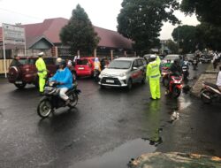 Hujan Tak Surutkan Semangat, Personel Polres Rejang Lebong Tetap Layani Masyarakat Lewat Commander Wish Pagi