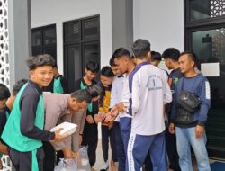 Jumat Berkah Polres Rejang Lebong, Bagikan Makanan kepada Jamaah Masjid Al-Waliyul Khobiru Usai Salat Jumat