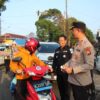 Kapolres Rejang Lebong Turun Langsung Sapa Warga, Bagikan Helm Gratis dan Sosialisasikan Call Center 110 Polri