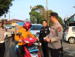Kapolres Rejang Lebong Turun Langsung Sapa Warga, Bagikan Helm Gratis dan Sosialisasikan Call Center 110 Polri