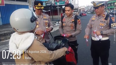 Kapolres Rejang Lebong Bagikan 1.000 Bendera Merah Putih, Ajak Masyarakat Kobarkan Semangat Nasionalisme Sambut HUT RI ke-81