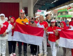 Kapolres Rejang Lebong Hadiri Car Free Day, Bagikan Bendera Merah Putih kepada Warga Sambut HUT RI ke-81