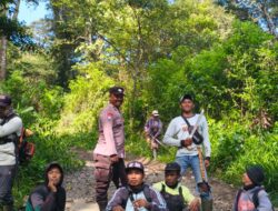 Sambut HUT RI ke-81, Bhabinkamtibmas dan Warga Sumber Urip Bersihkan Jalur Wisata Bukit Kaba