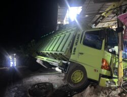 Truk Hino Bermuatan 20 Ton Biji Kopi Diduga Rem Blong, Tabrak Rumah Warga di Cahaya Negeri
