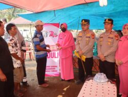 Polres Bengkulu Tengah Salurkan Bantuan Sosial kepada Korban Kebakaran di Desa Tiambang