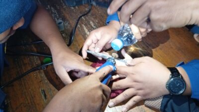 CINCIN TERJEPIT DI JARI, DAMKAR REJANG LEBONG TURUN TANGAN—10 MENIT BERHASIL DILEPASKAN