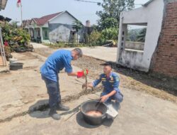 Damkar Rejang Lebong Evakuasi Ular Cobra 75 Cm yang Masuk ke Dalam Baskom Warga