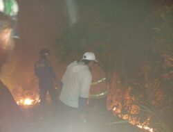 Kebakaran Lahan Pembuangan Sampah di Talang Gambir, Damkar Rejang Lebong Bergerak Cepat