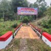 Polsek Bermani Ulu Bersama Warga Rampungkan Renovasi Jembatan Merah Putih Presisi di Sentral Baru
