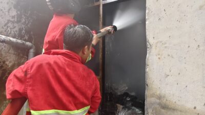 Gudang Belakang Hotel Gria Anggita Terbakar, Damkar Rejang Lebong Kerahkan 2 Armada