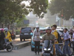 POLWAN SIGAP ATUR LALU LINTAS SAAT JAM MASUK SEKOLAH, PELAJAR DAN PENGGUNA JALAN DIJAMIN AMAN